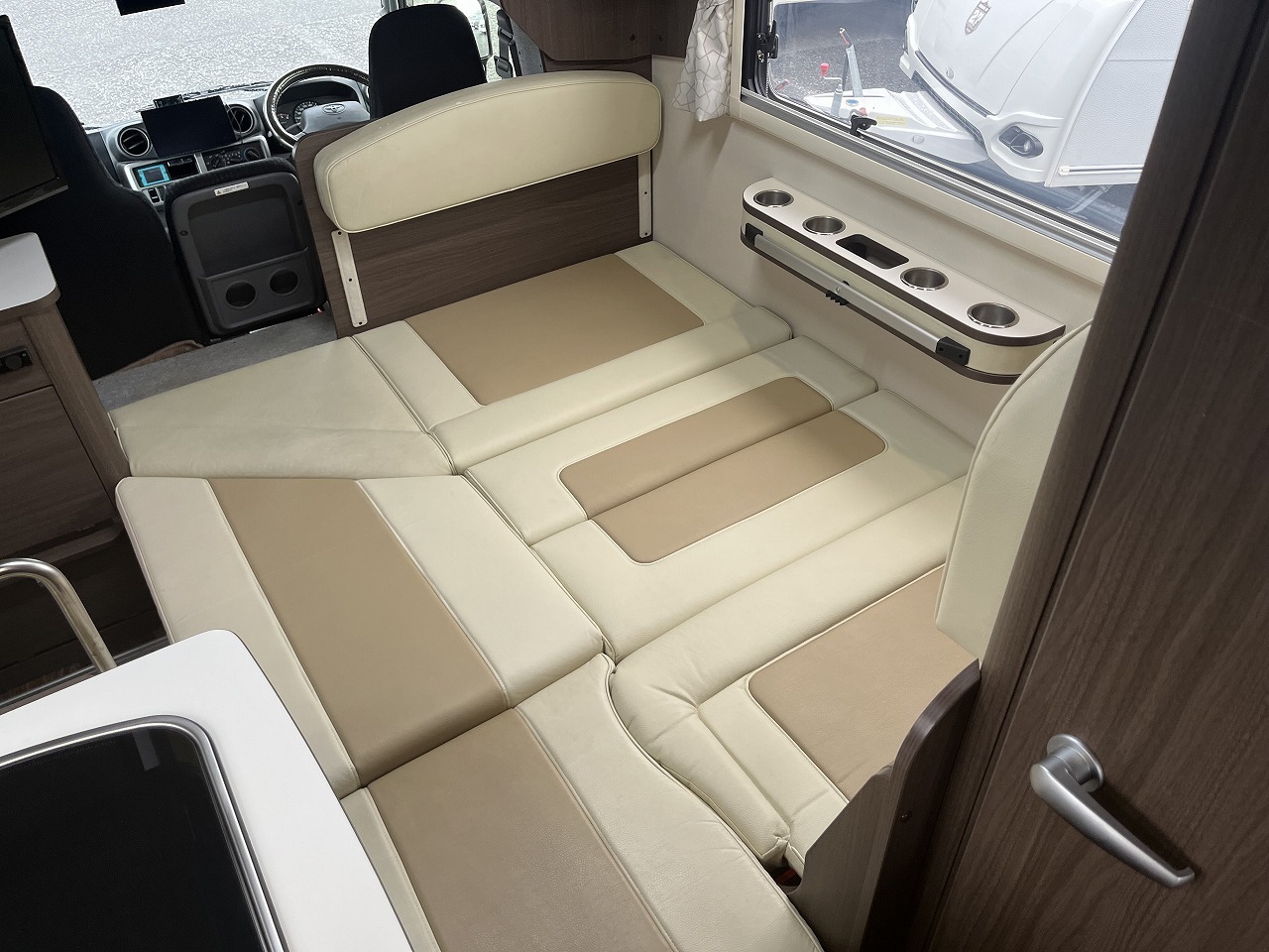 キャンピングカーキャブコン