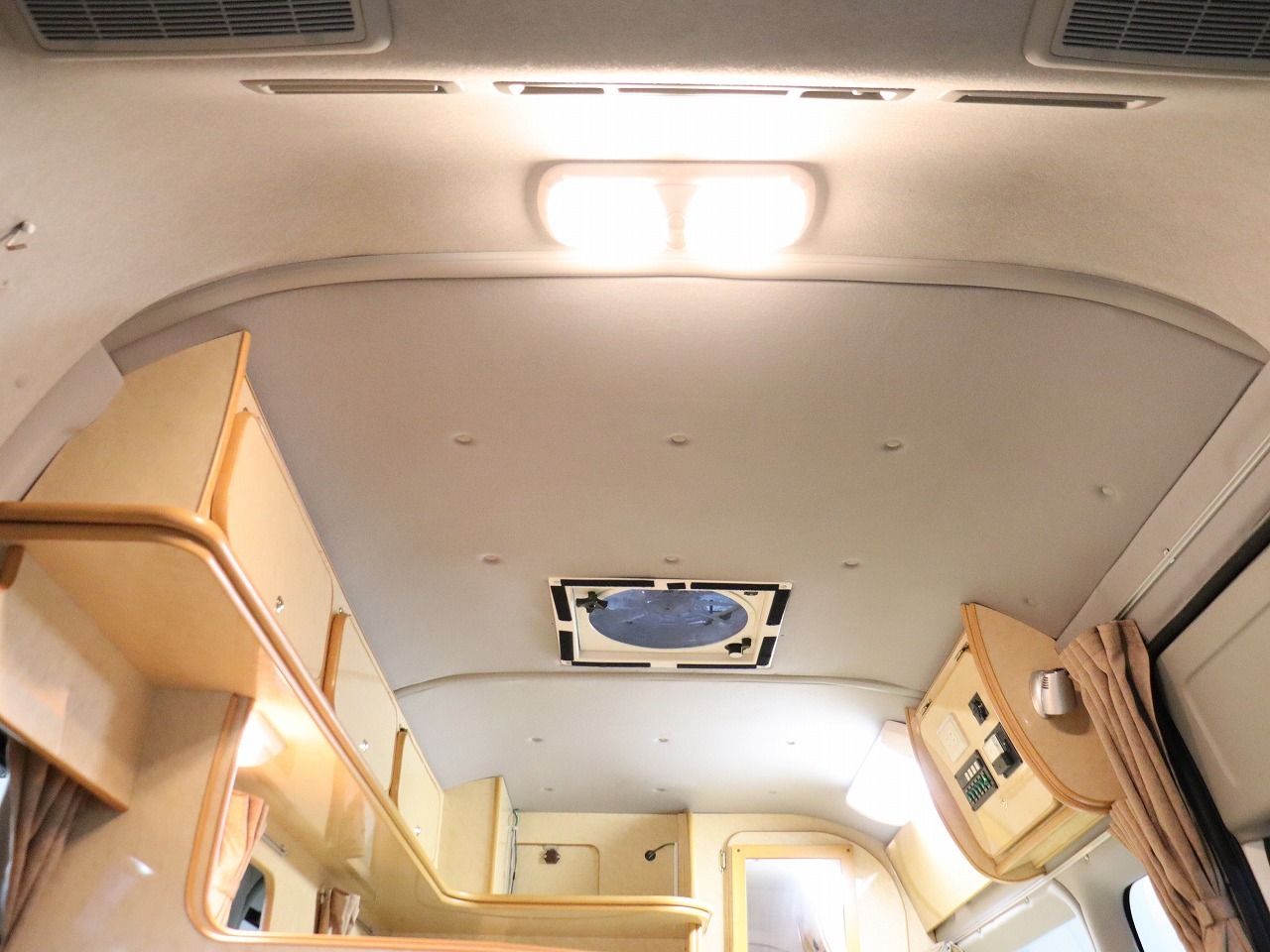 キャンピングカーバンコン