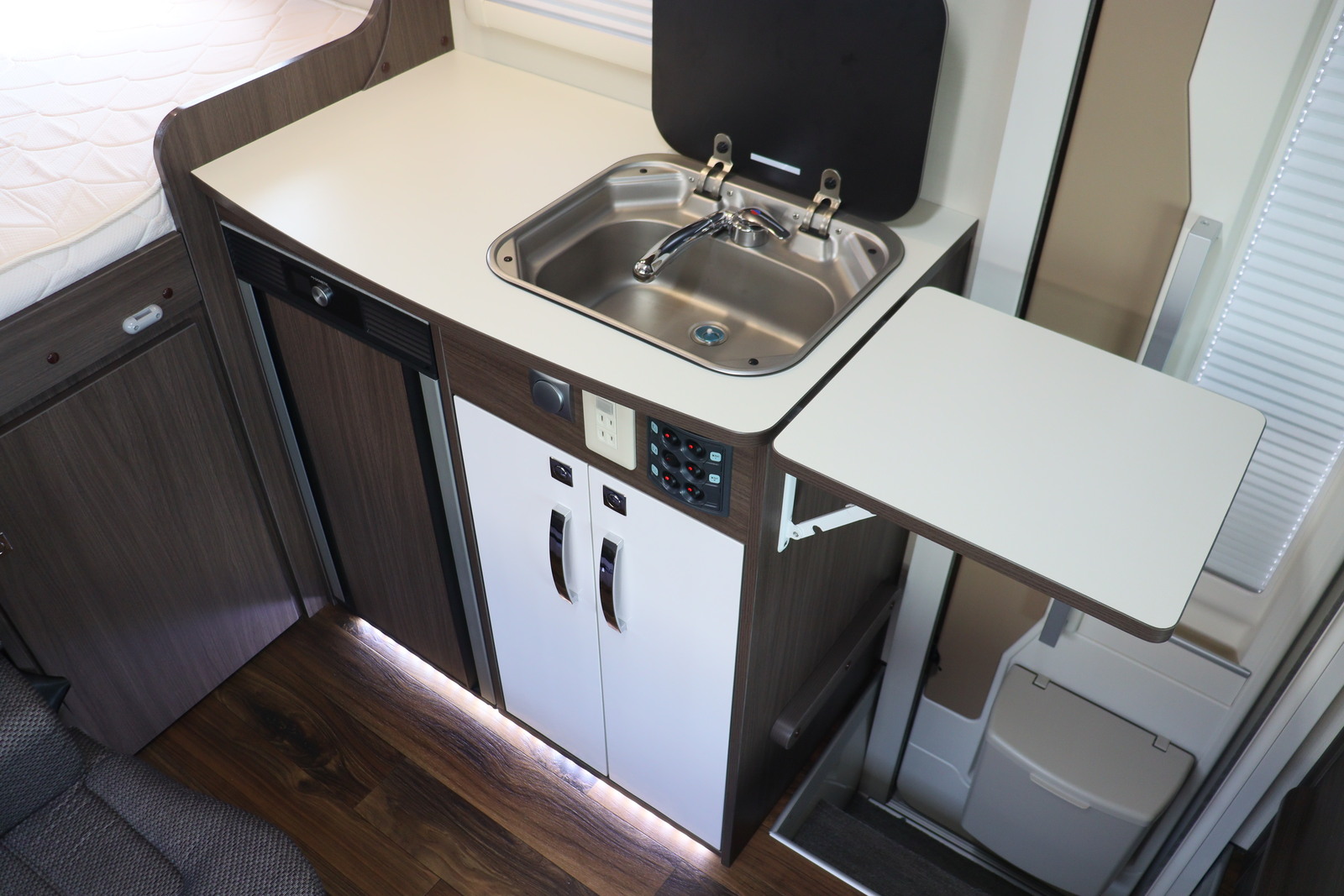 キャンピングカーキャブコン