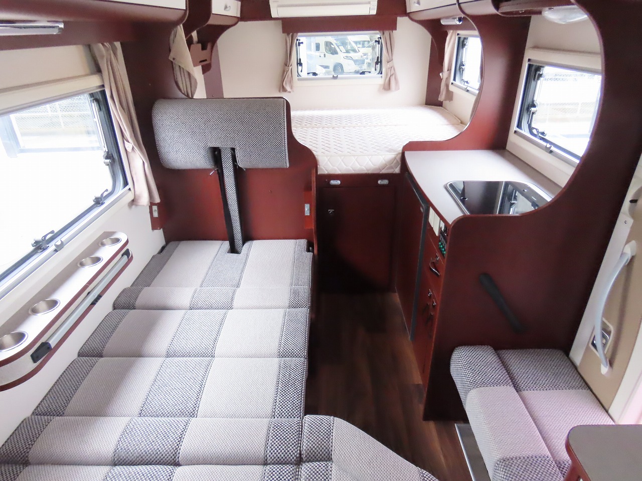 キャンピングカーキャブコン