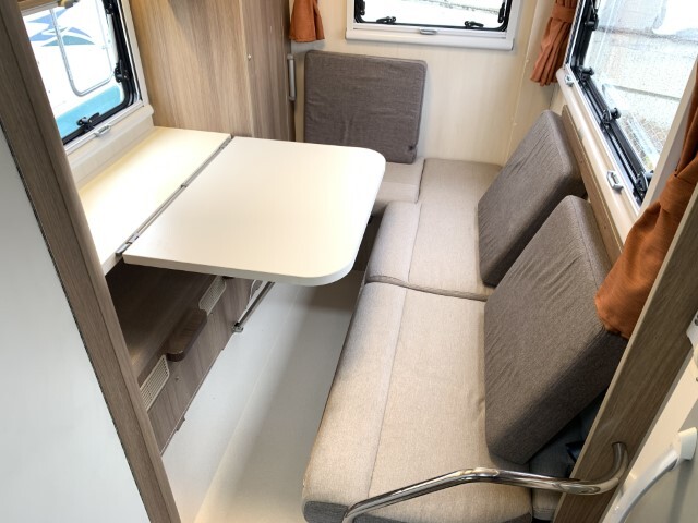 キャンピングカーキャブコン