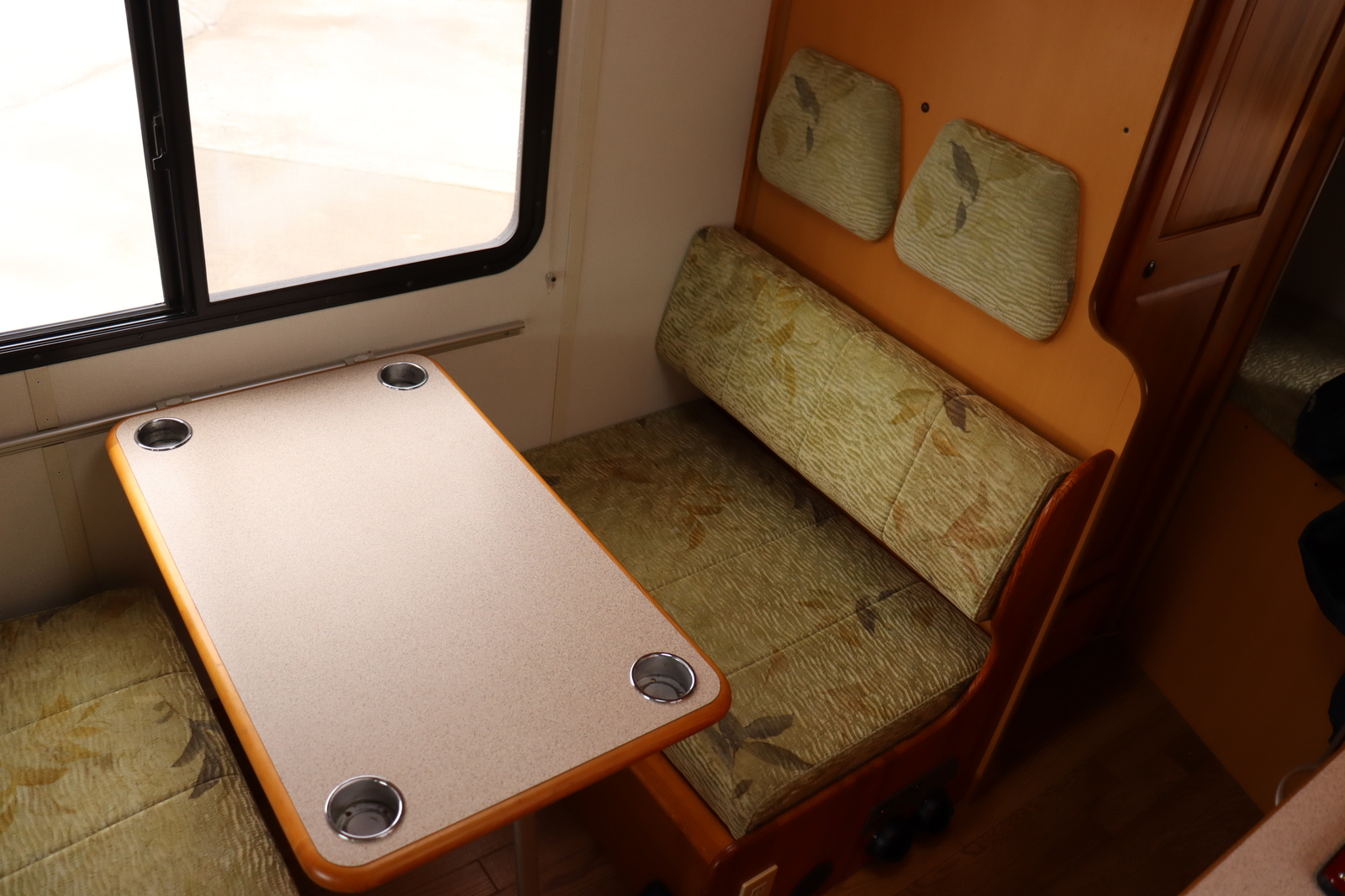 キャンピングカーキャブコン