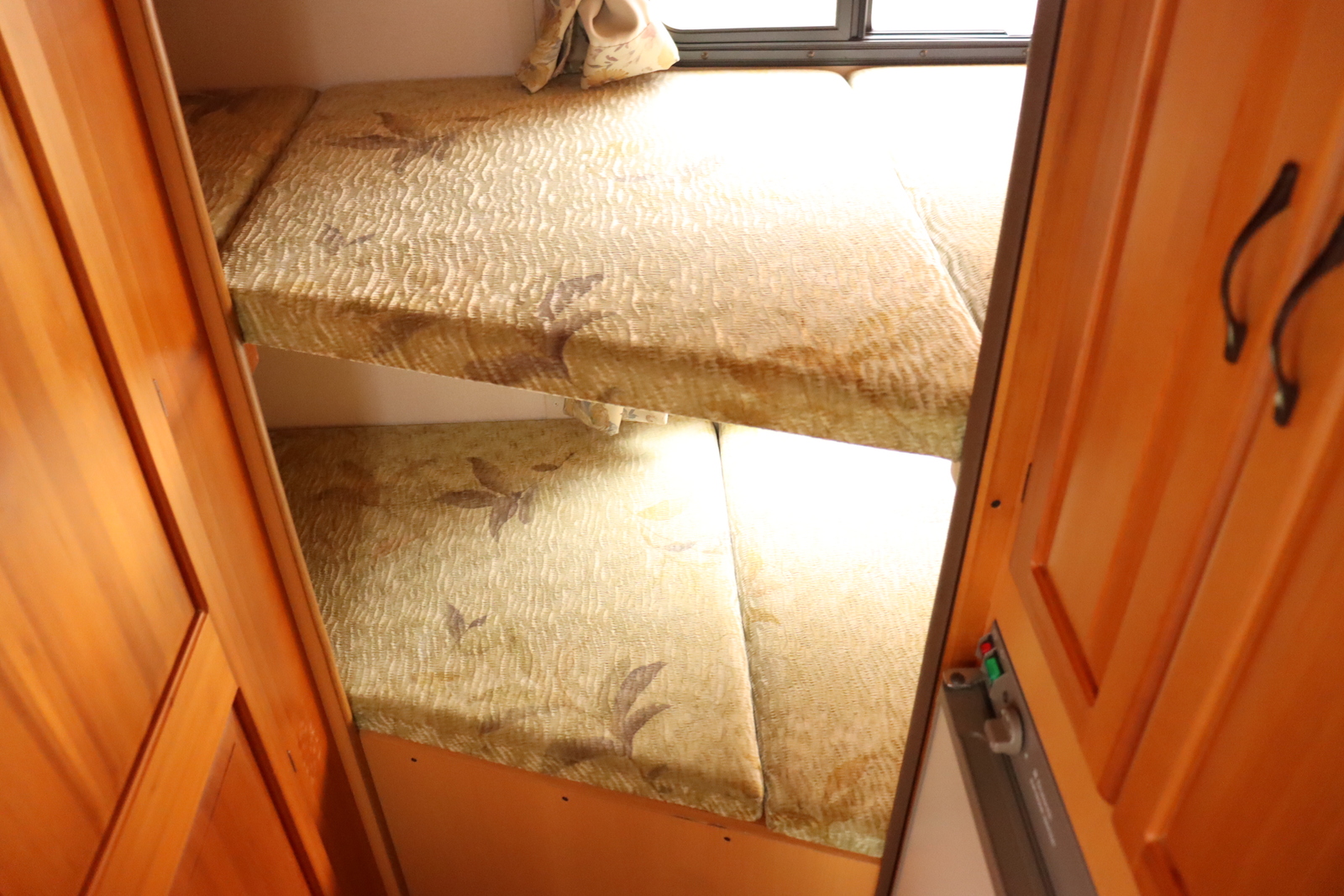 キャンピングカーキャブコン