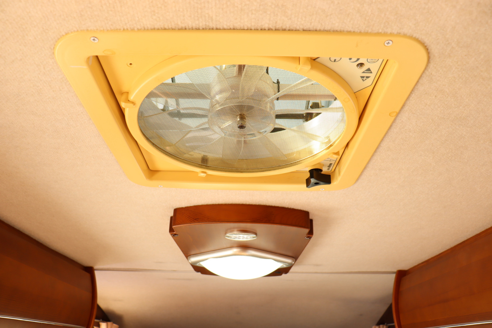 キャンピングカーキャブコン