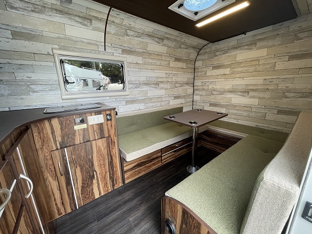 キャンピングカートレーラー