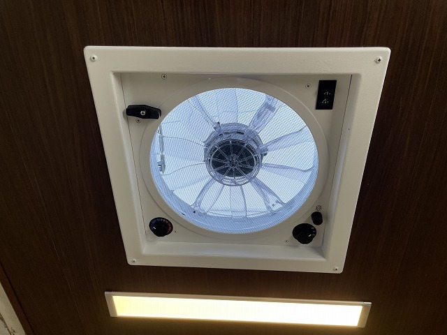 キャンピングカートレーラー