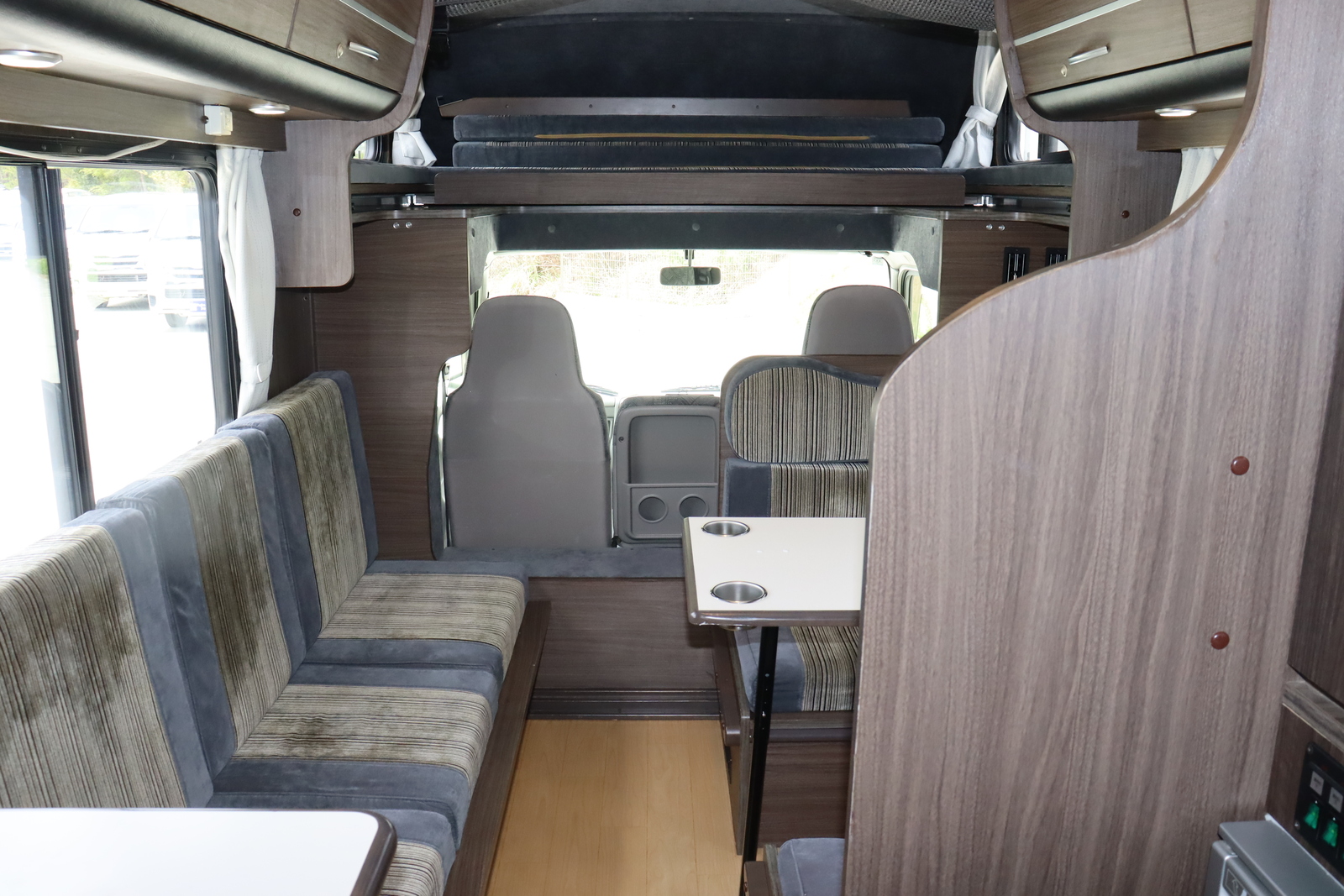 キャンピングカーキャブコン