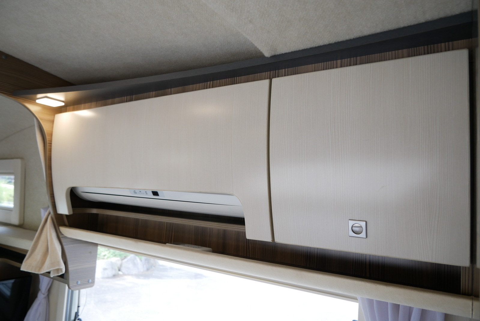 キャンピングカーキャブコン