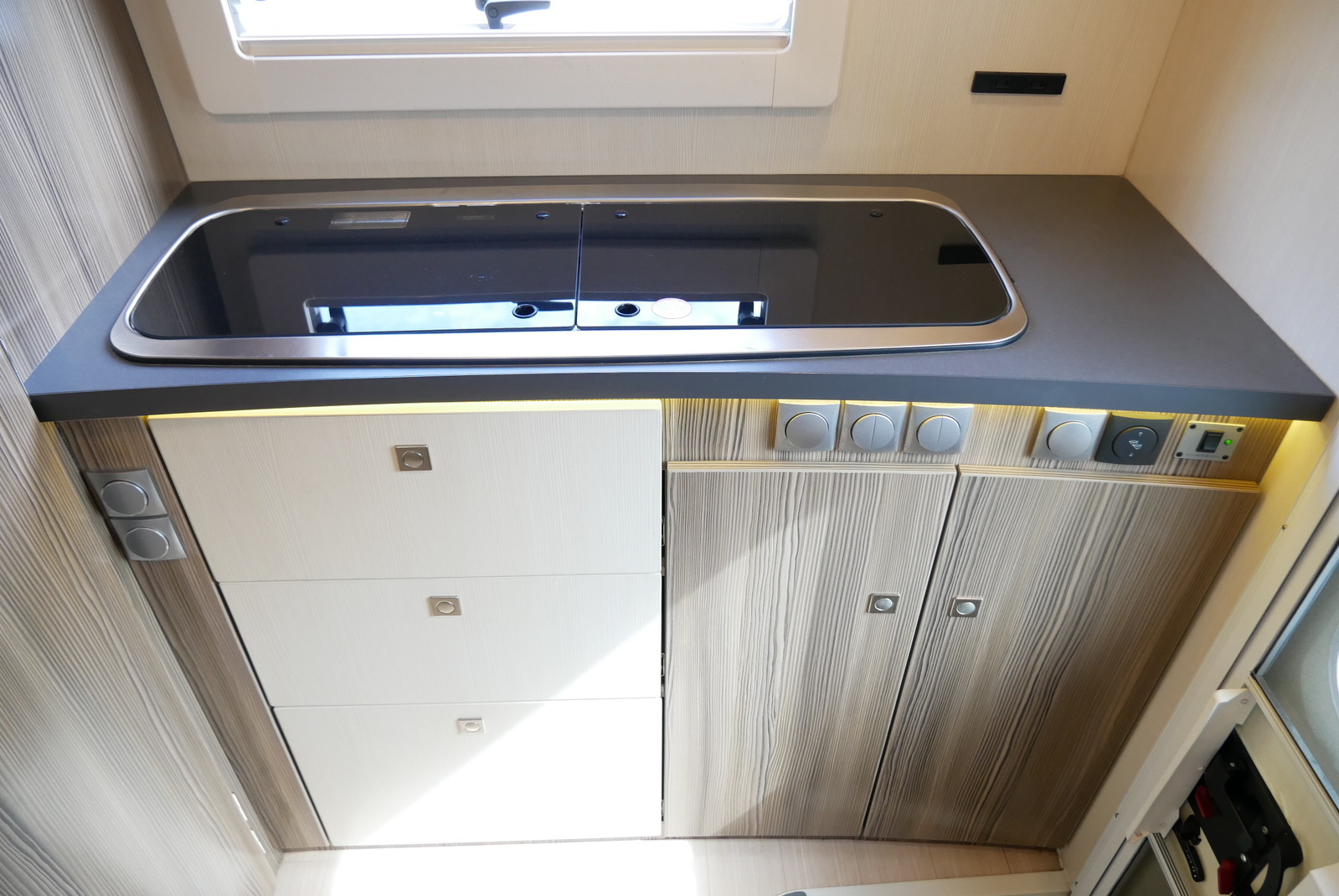 キャンピングカーキャブコン