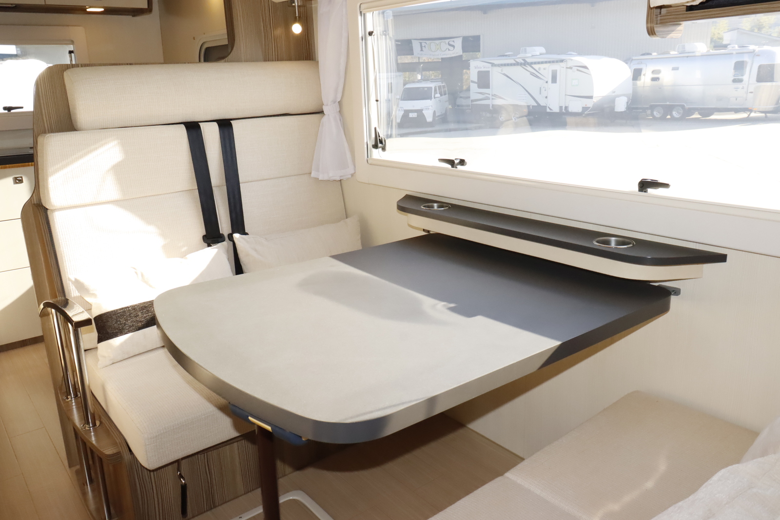 キャンピングカーキャブコン