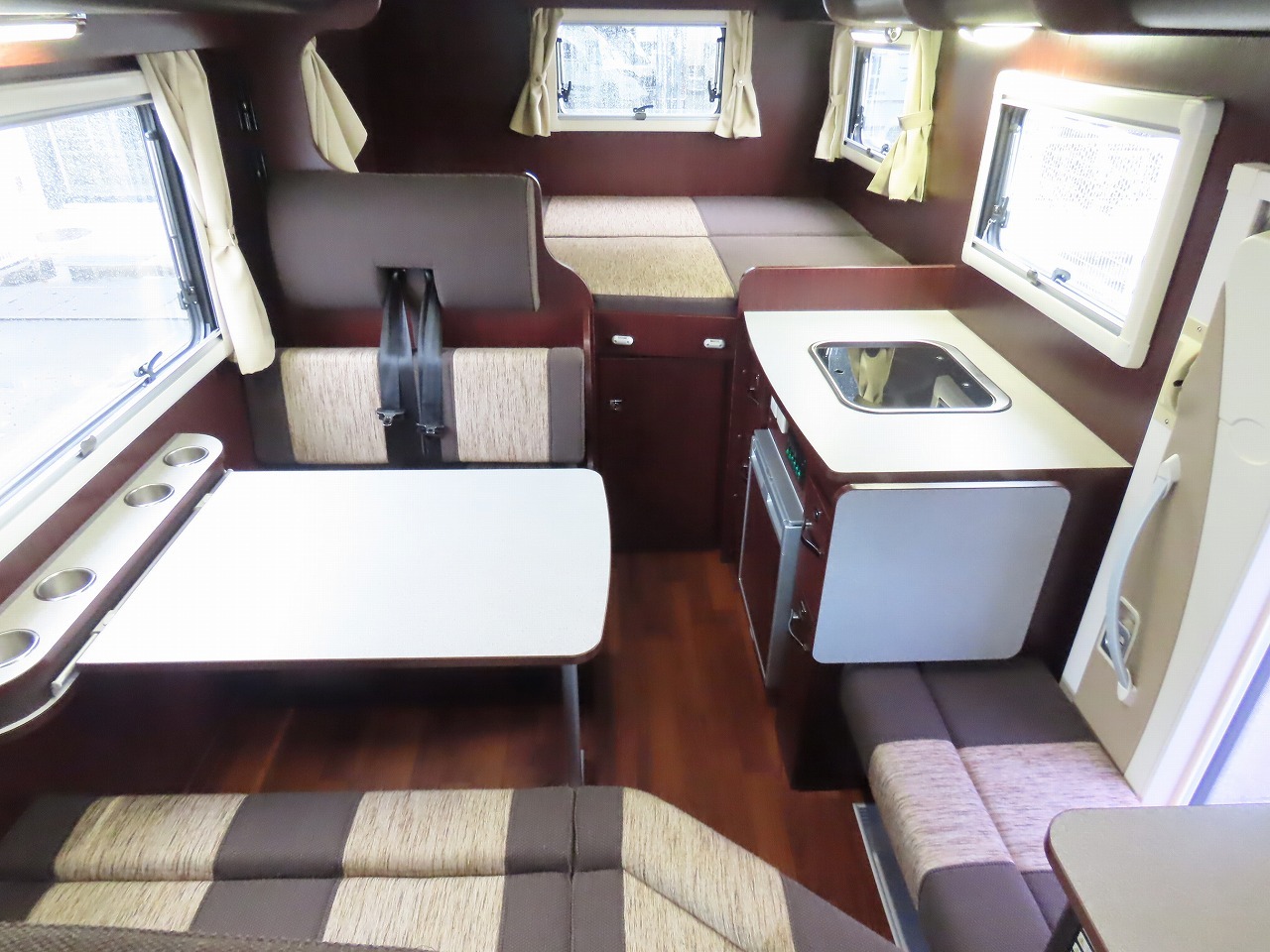 キャンピングカーキャブコン