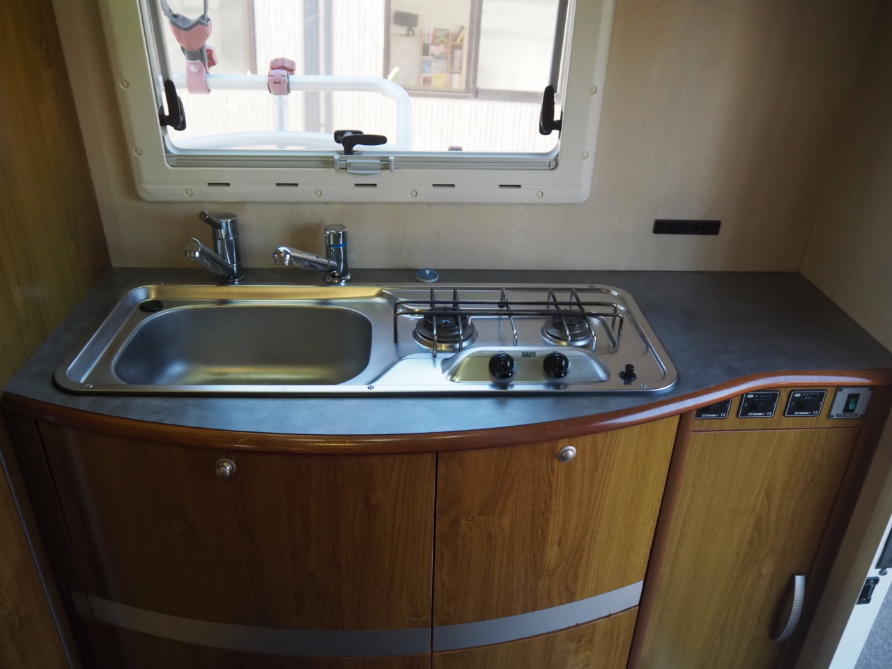 キャンピングカーキャブコン