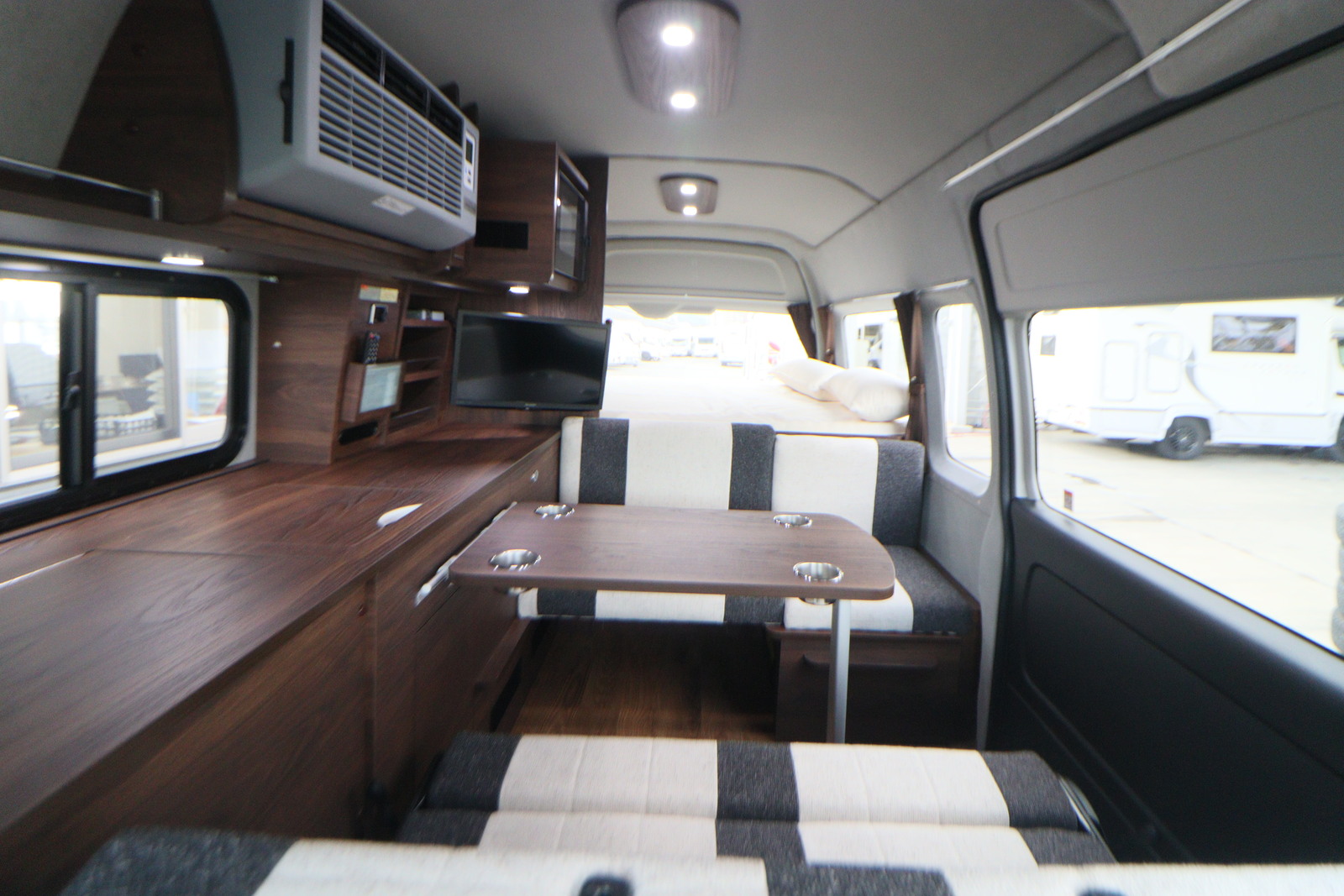 キャンピングカーバンコン