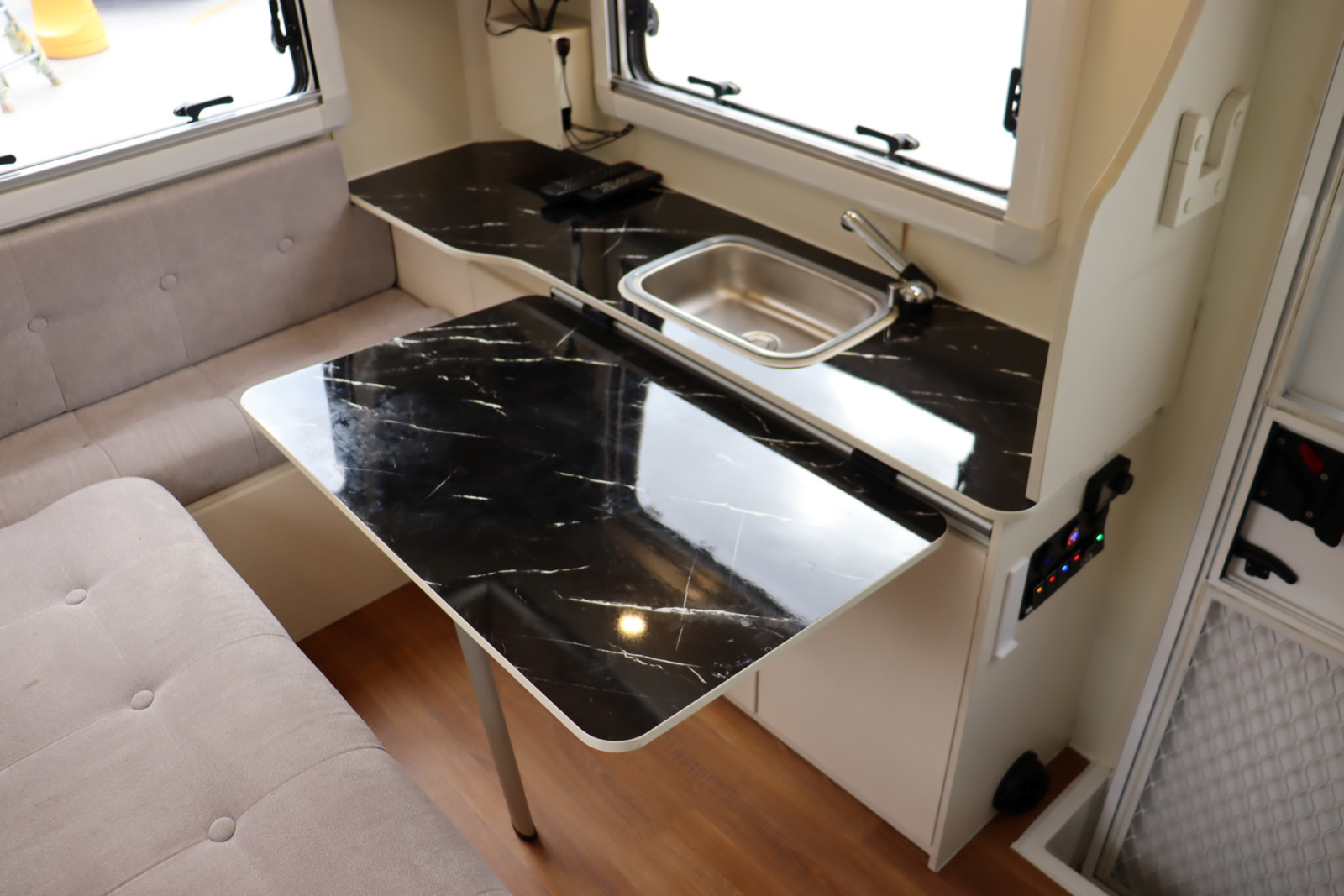 キャンピングカー軽キャンパー