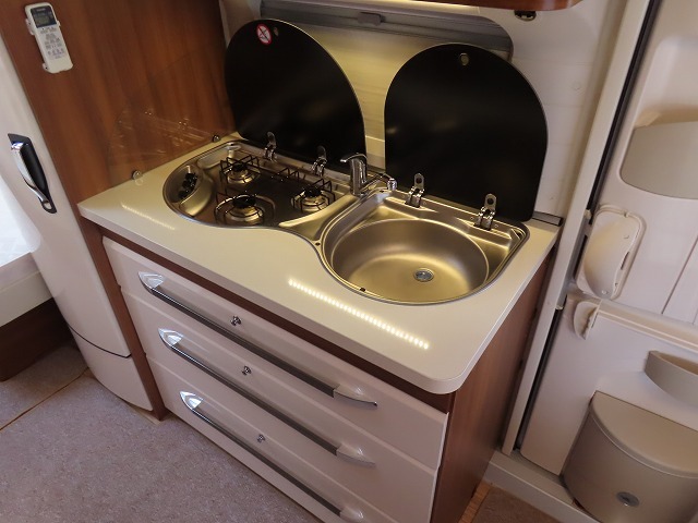 キャンピングカートレーラー