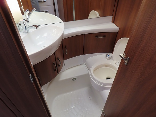 キャンピングカートレーラー