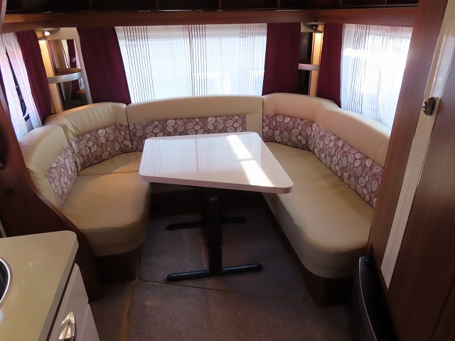 キャンピングカートレーラー