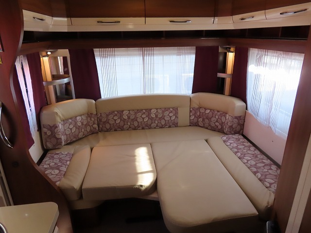 キャンピングカートレーラー