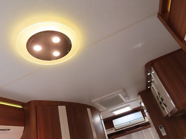 キャンピングカートレーラー