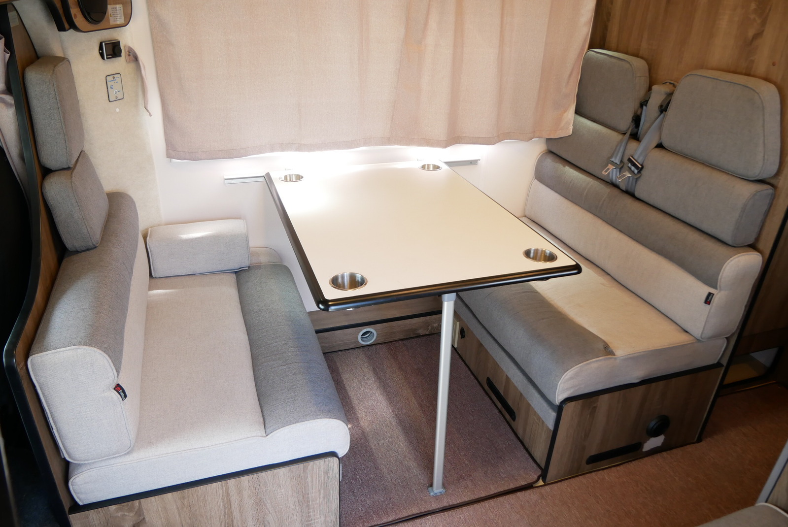 キャンピングカーキャブコン