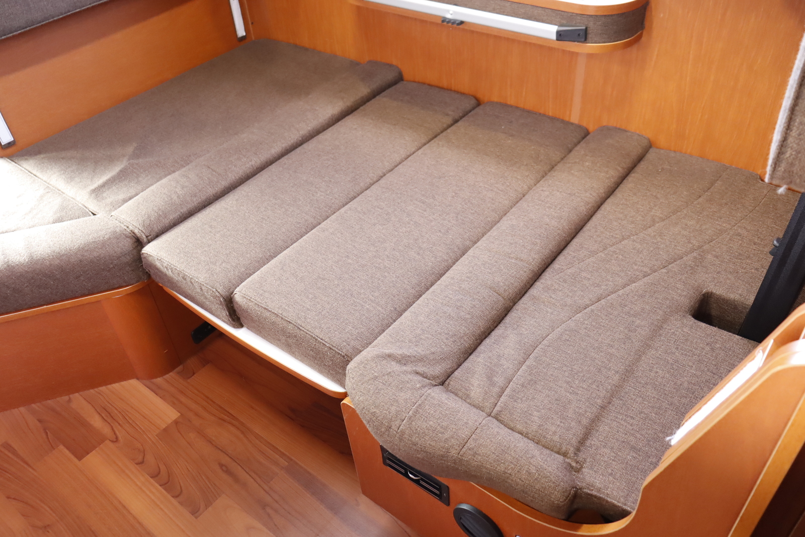 キャンピングカーキャブコン