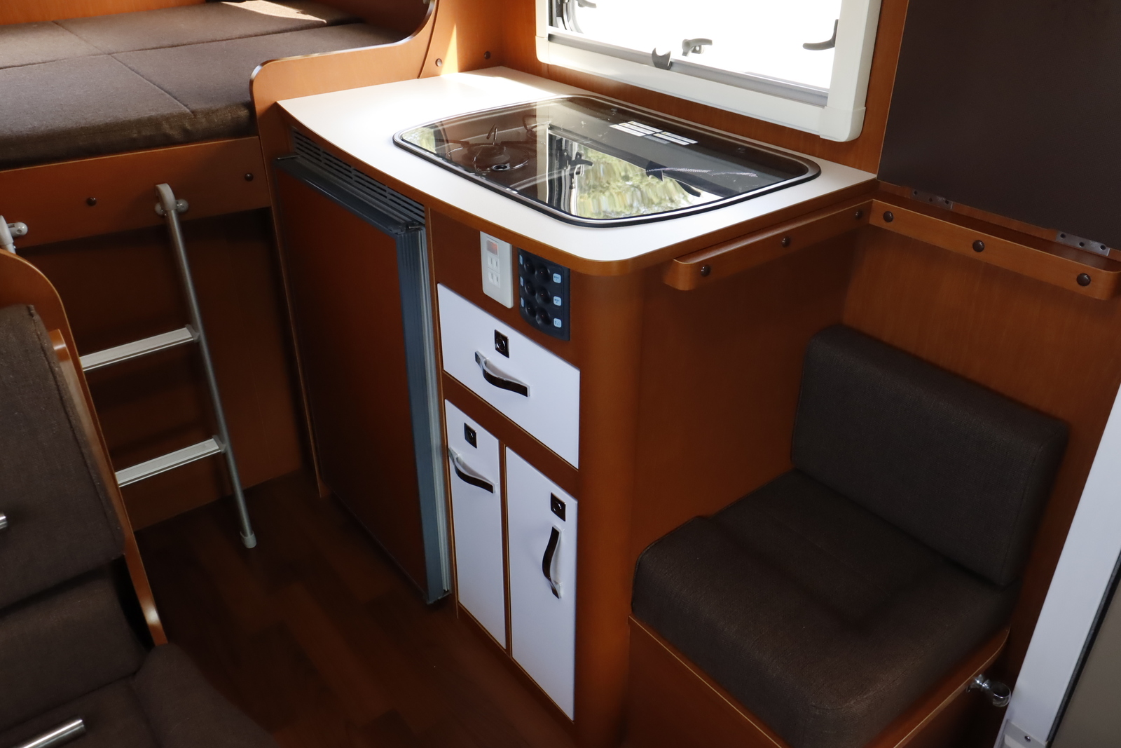 キャンピングカーキャブコン