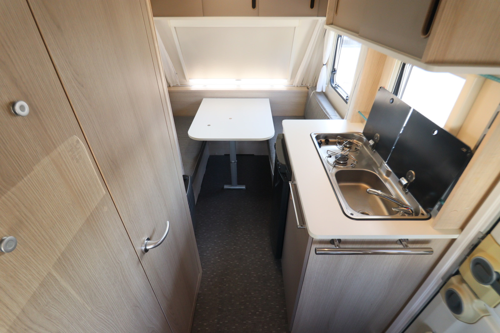 キャンピングカートレーラー