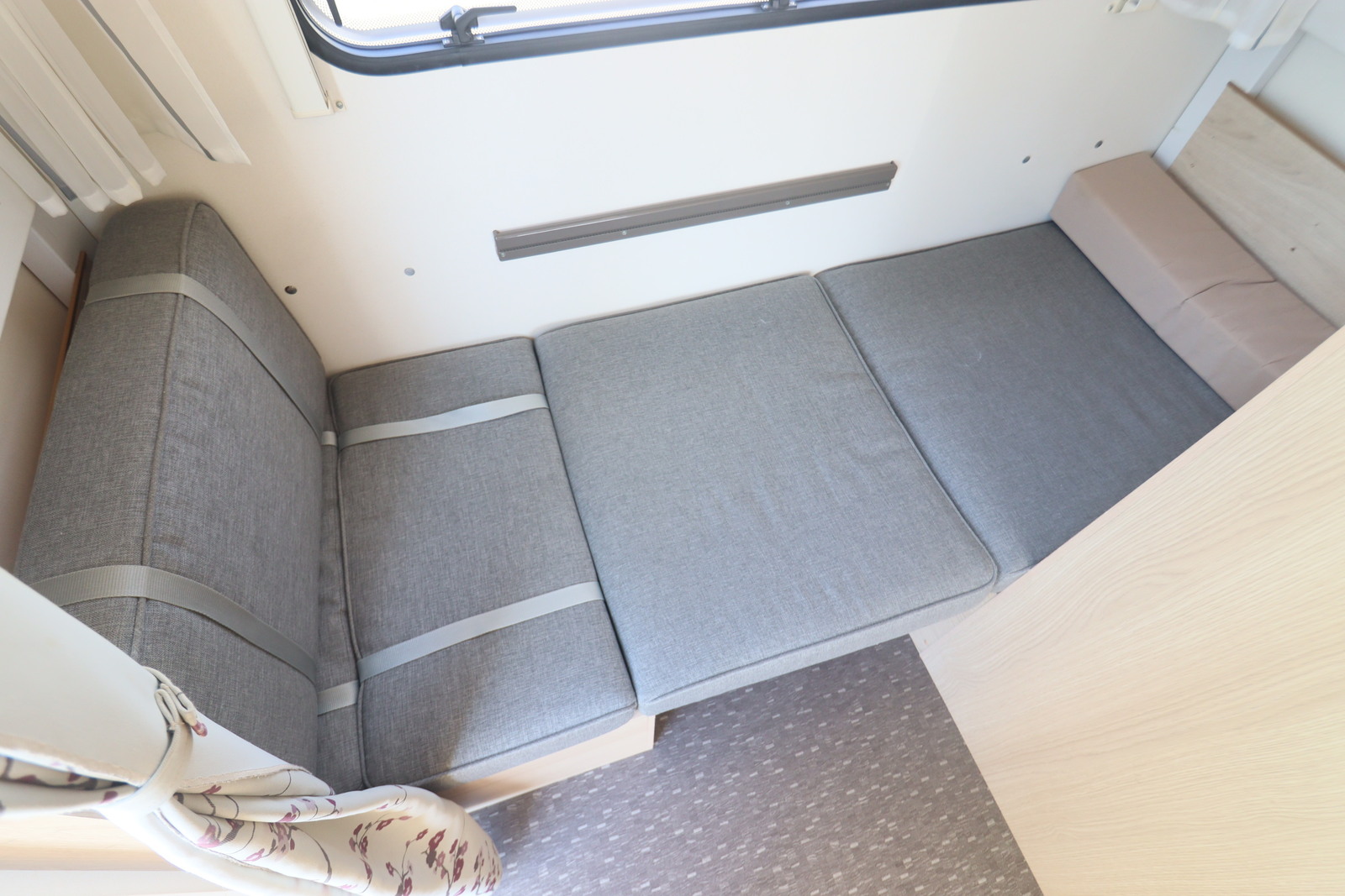 キャンピングカートレーラー