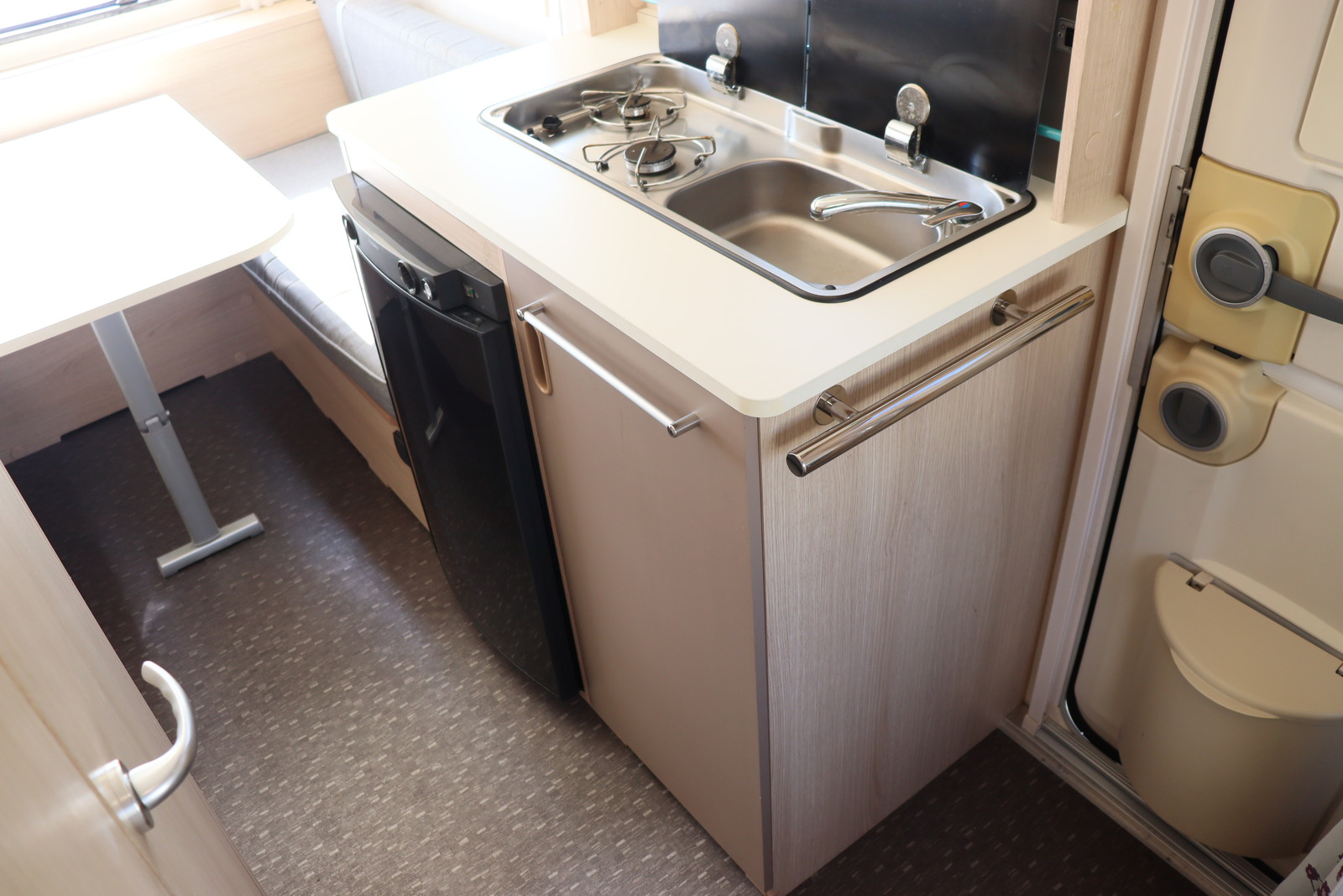 キャンピングカートレーラー