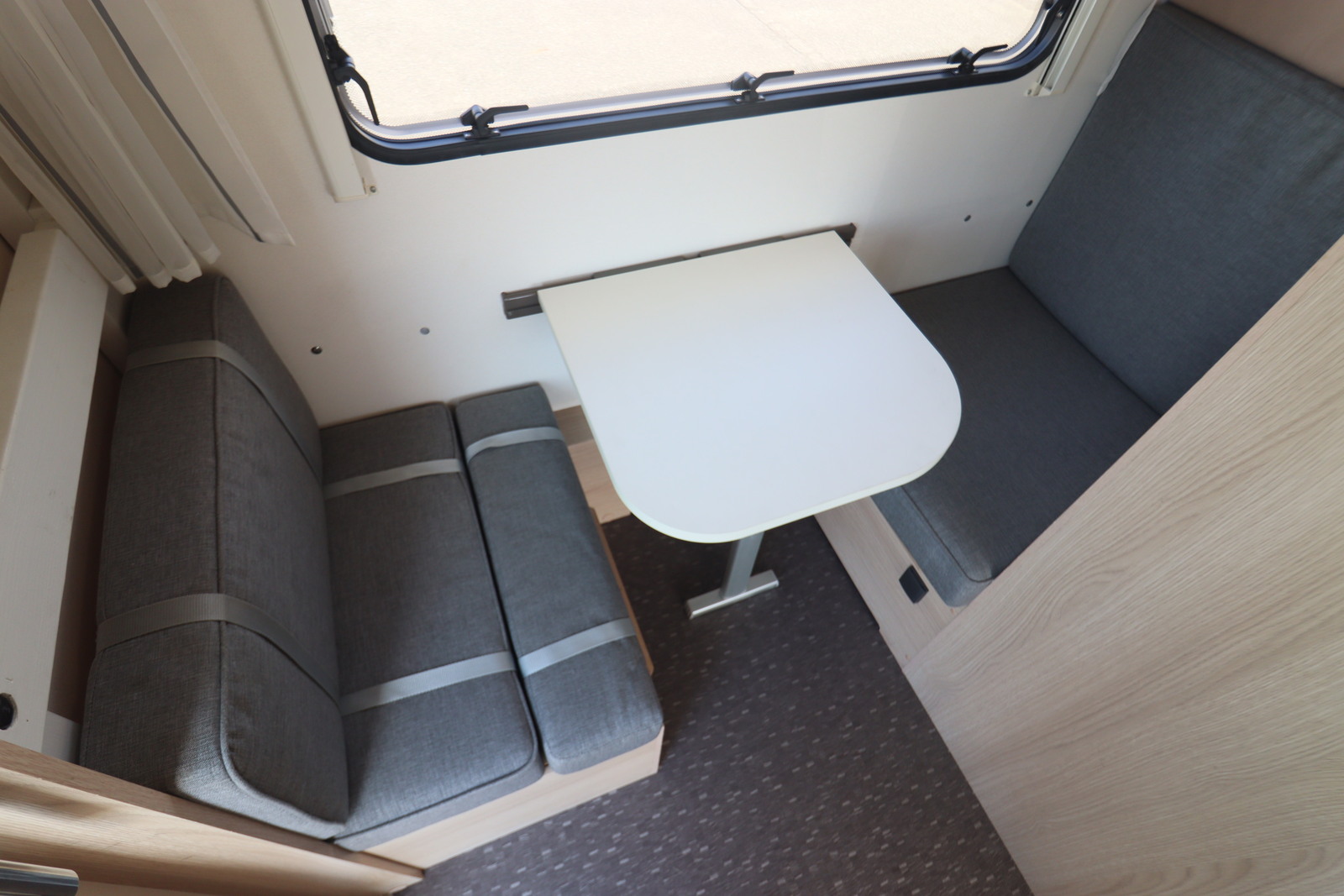 キャンピングカートレーラー