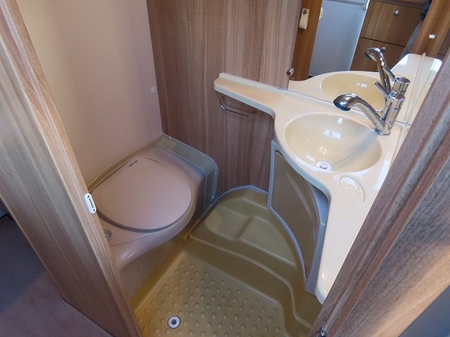 キャンピングカートレーラー