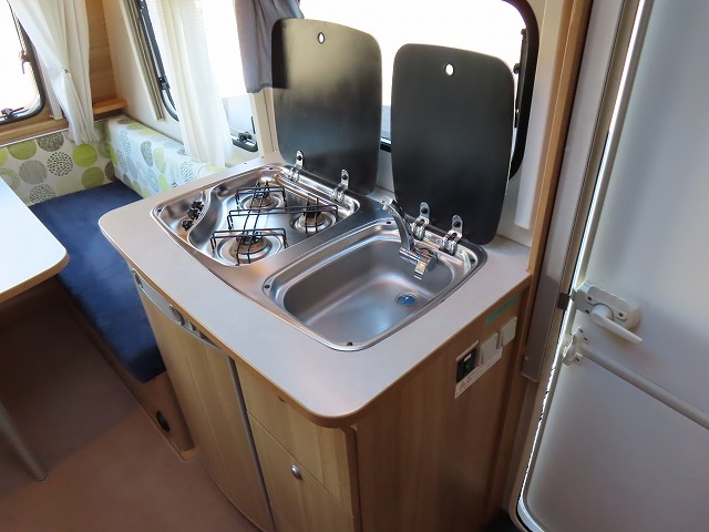 キャンピングカートレーラー