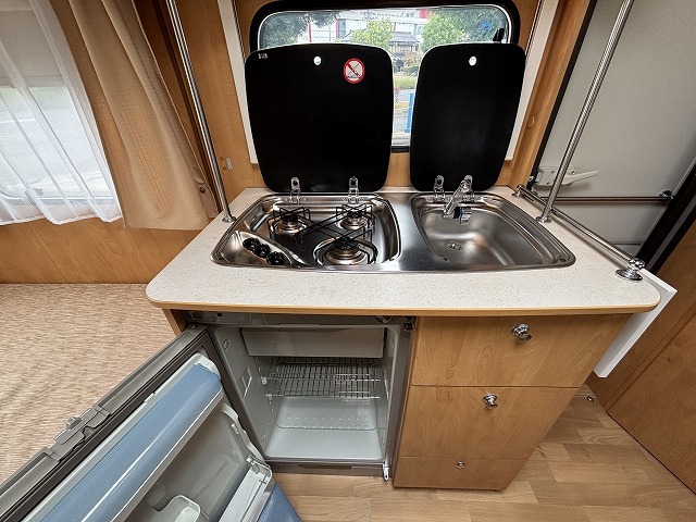 キャンピングカートレーラー