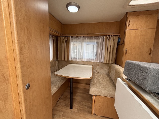 キャンピングカートレーラー