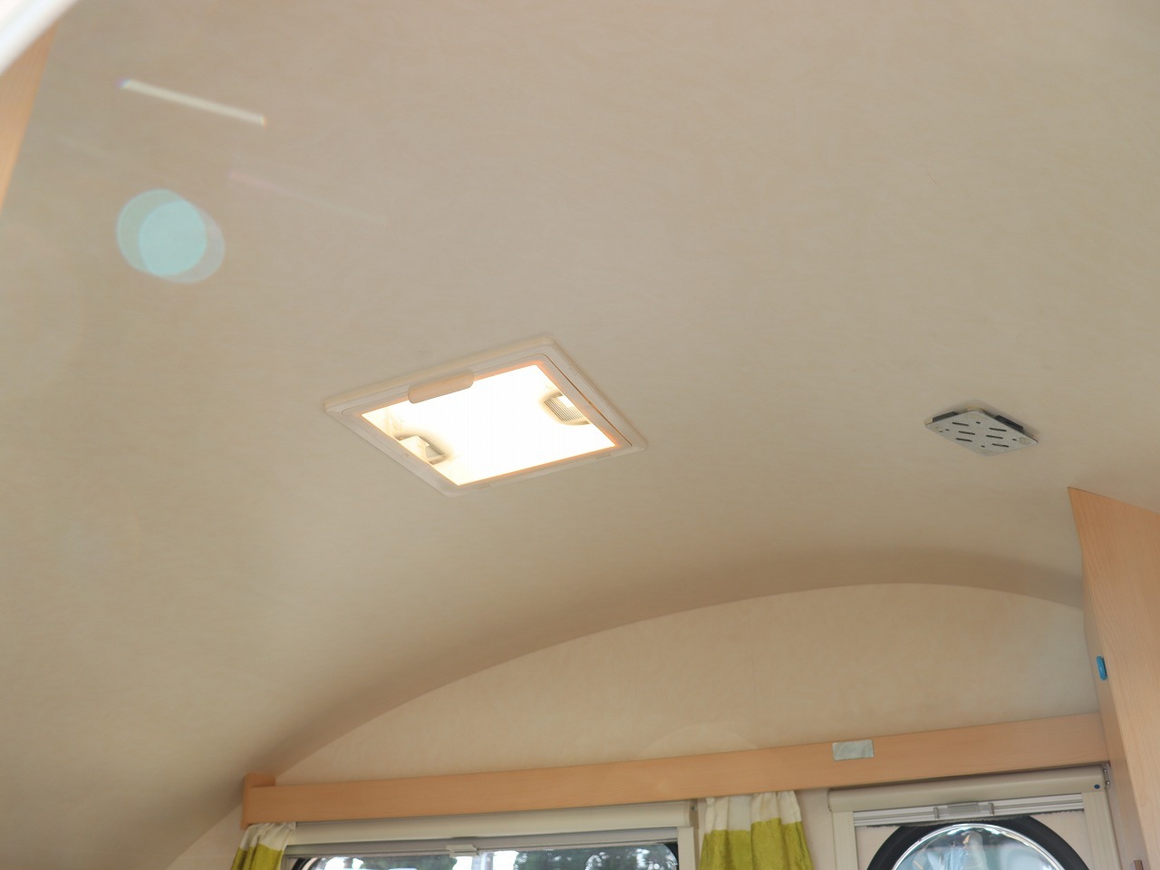 キャンピングカートレーラー