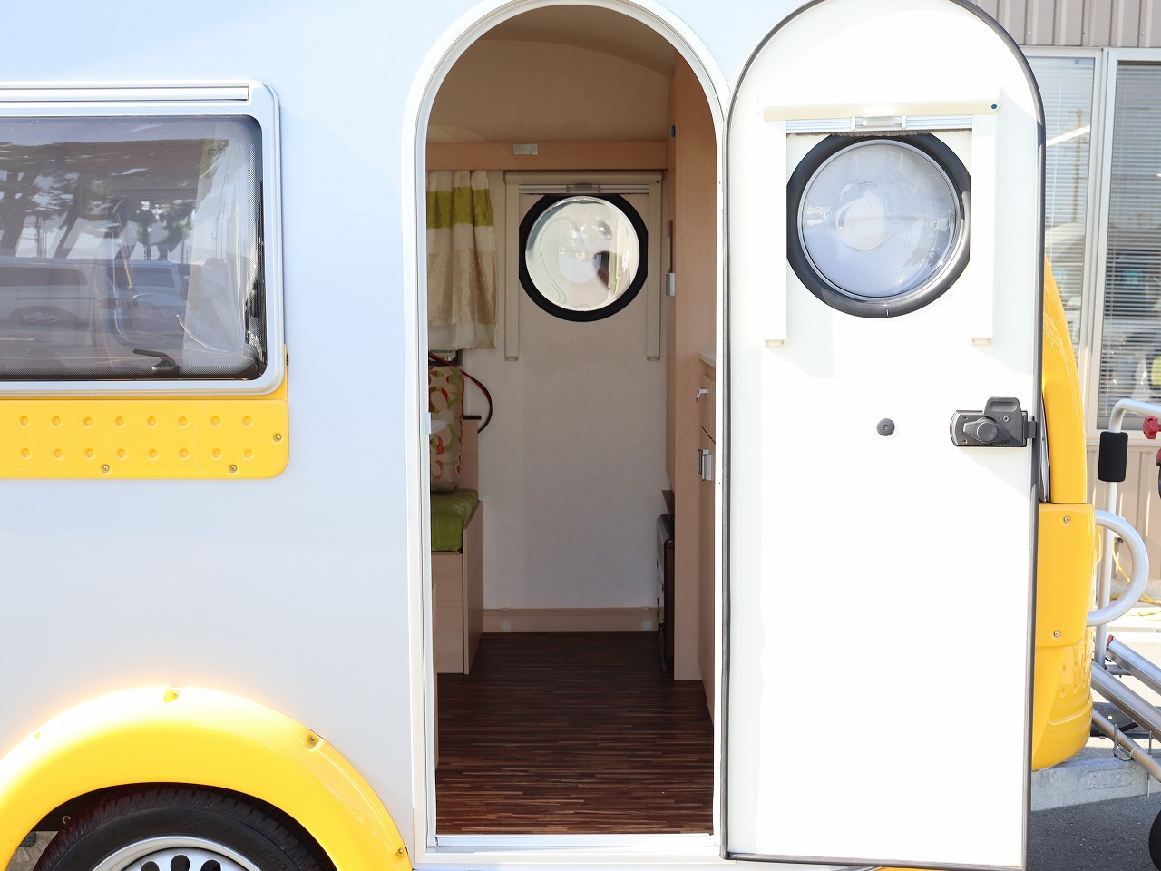 キャンピングカートレーラー