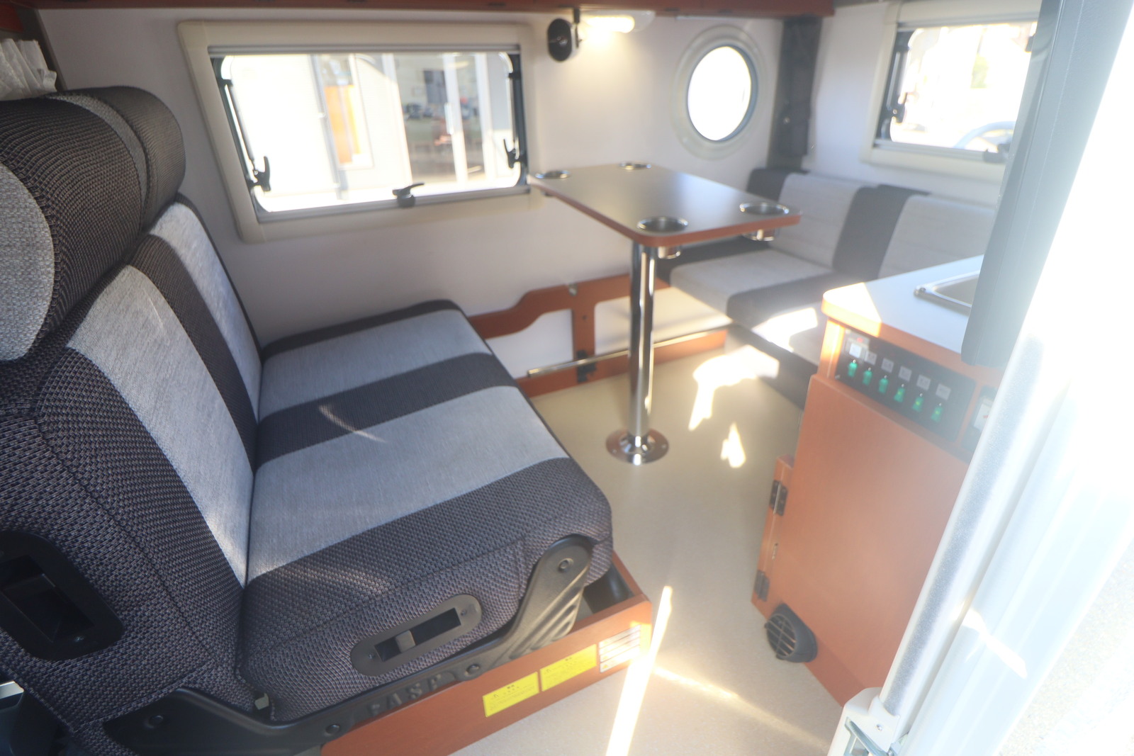 キャンピングカー軽キャンパー