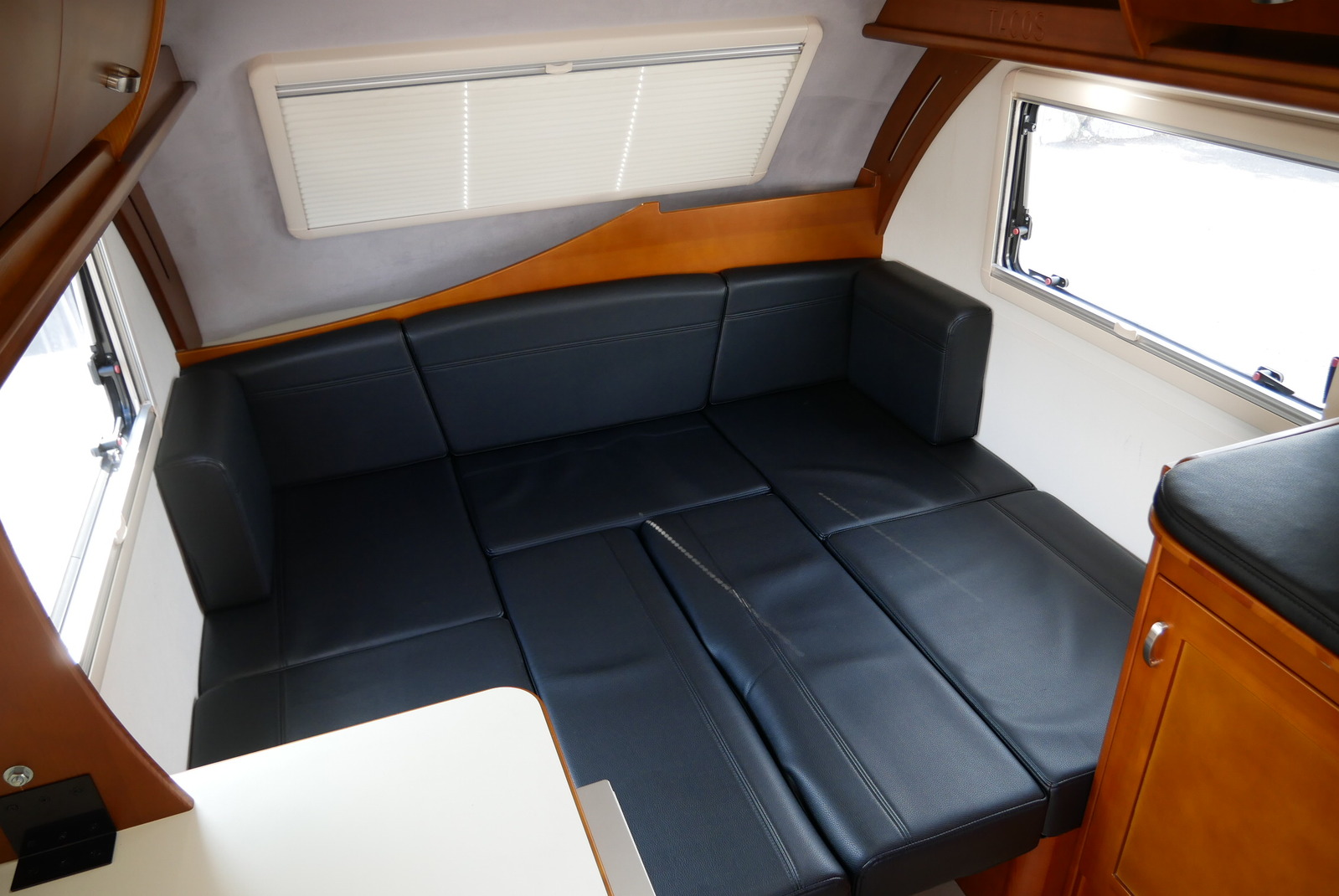 キャンピングカートレーラー