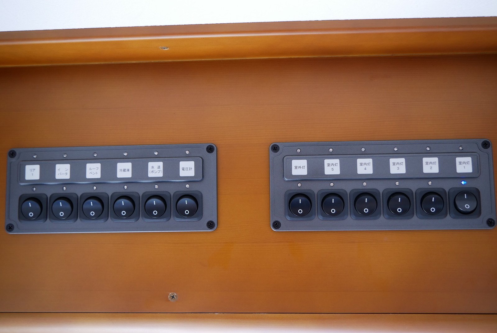 キャンピングカートレーラー