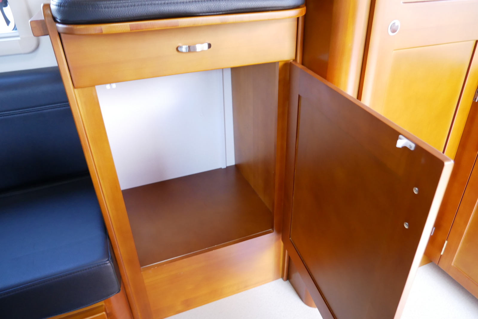 キャンピングカートレーラー