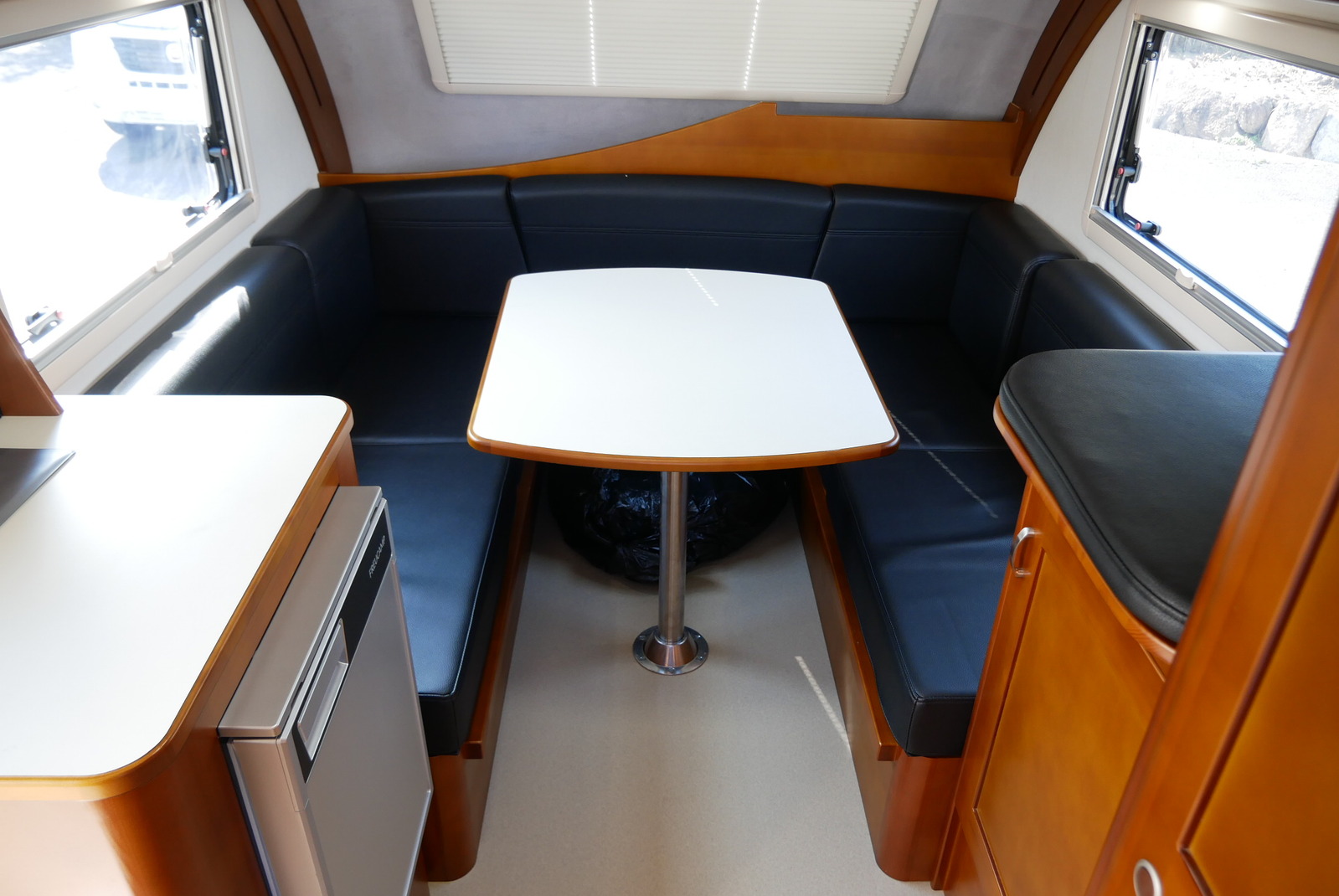 キャンピングカートレーラー