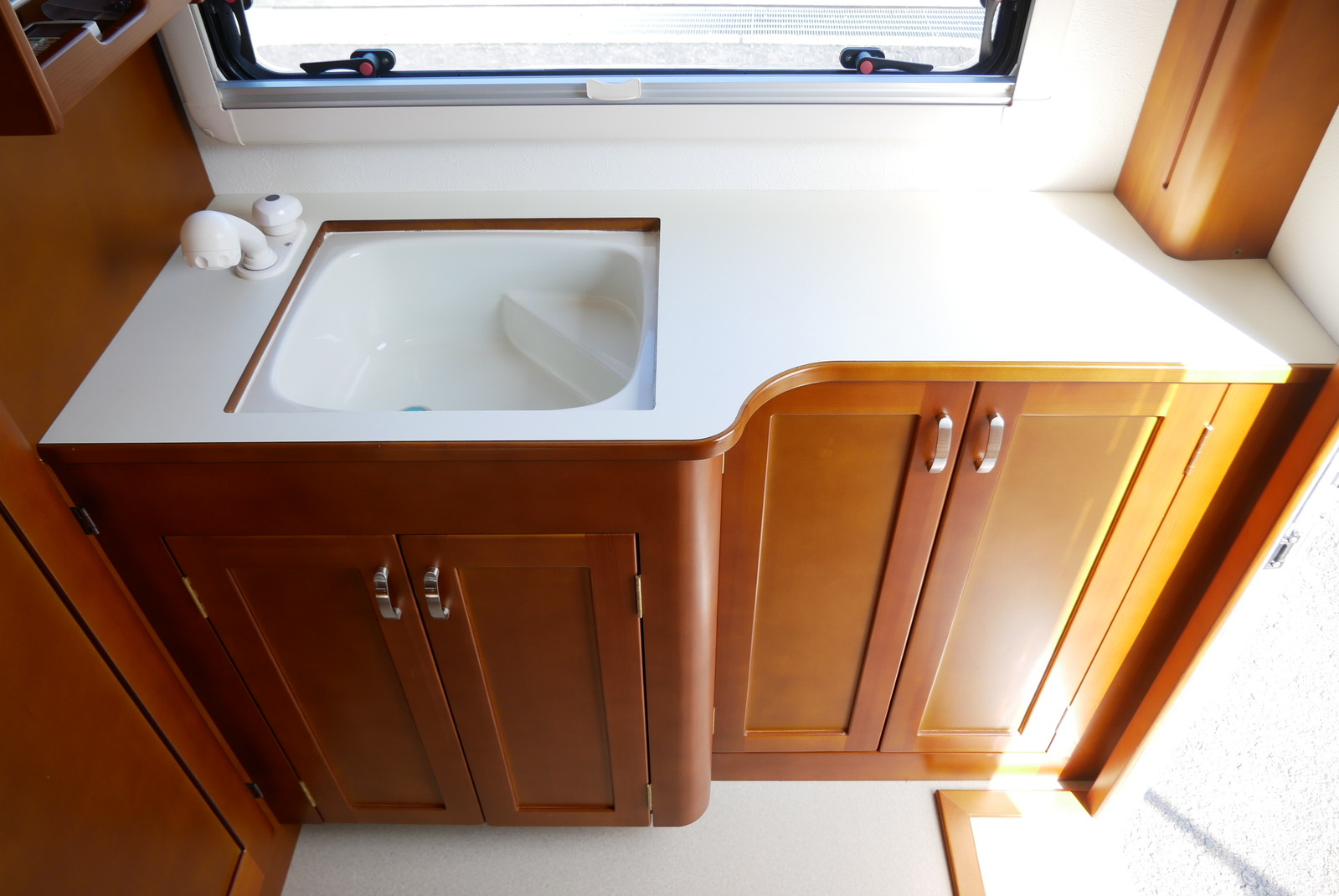 キャンピングカートレーラー