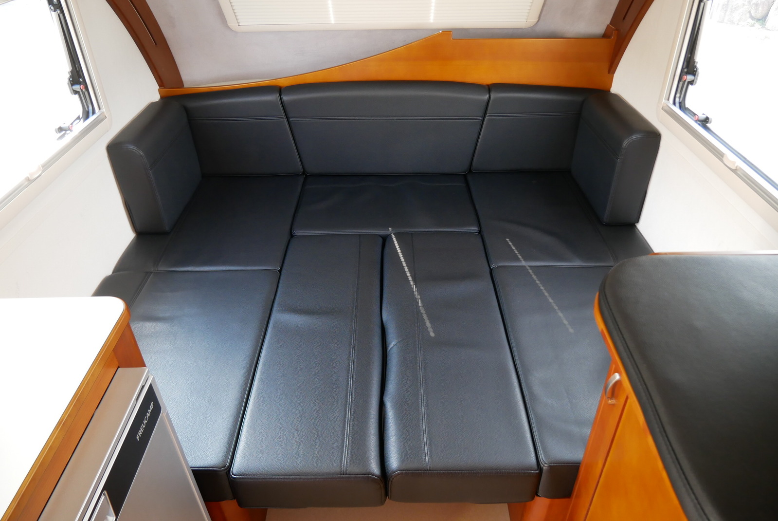 キャンピングカートレーラー