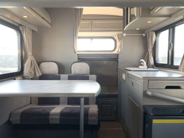 キャンピングカーキャブコン