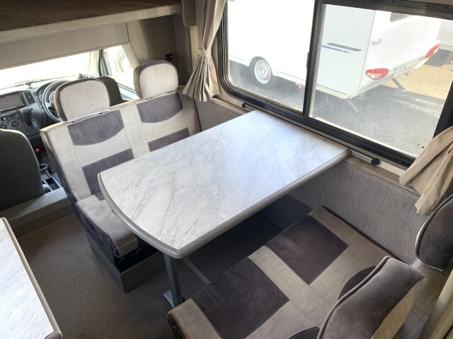 キャンピングカーキャブコン