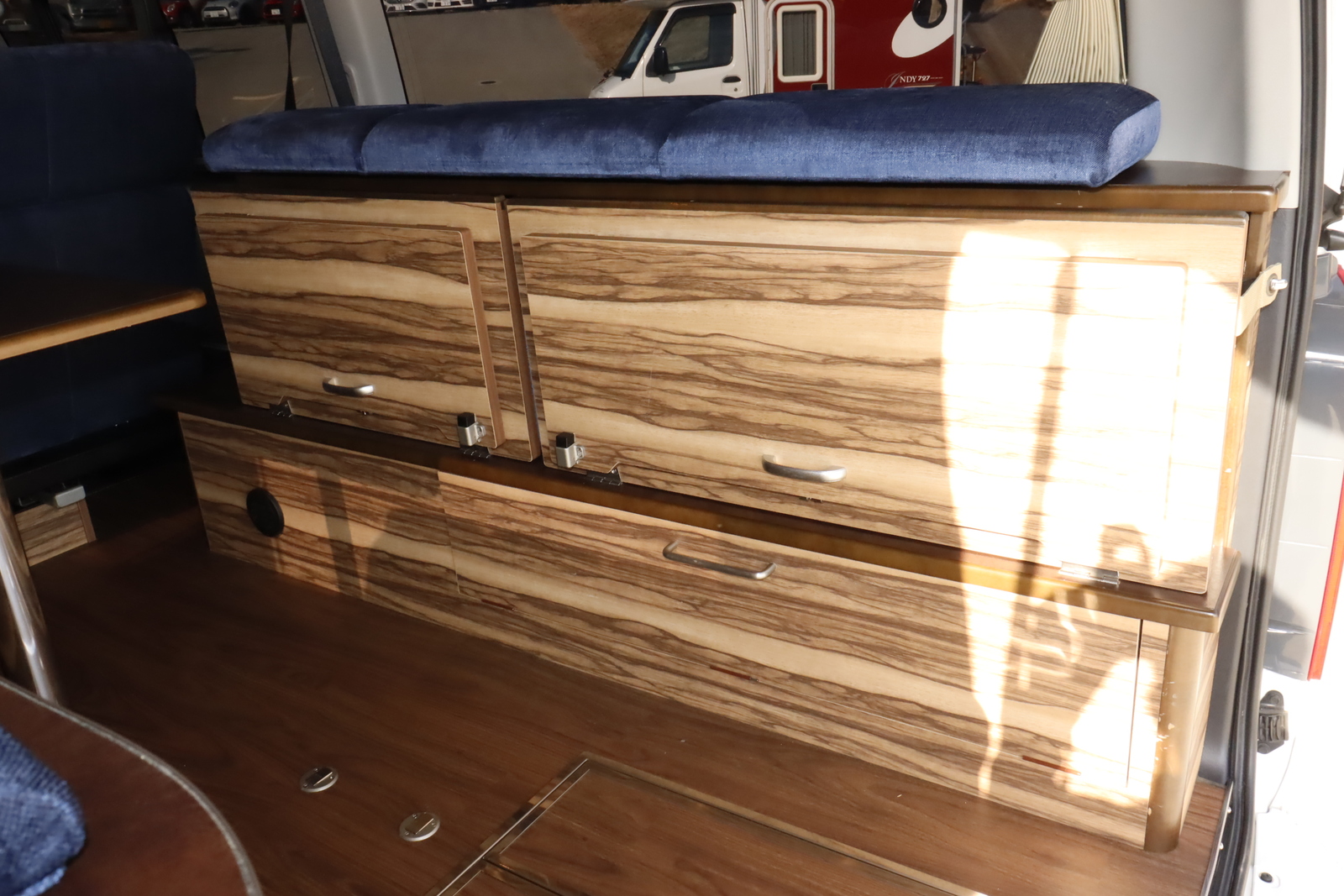 キャンピングカーバンコン