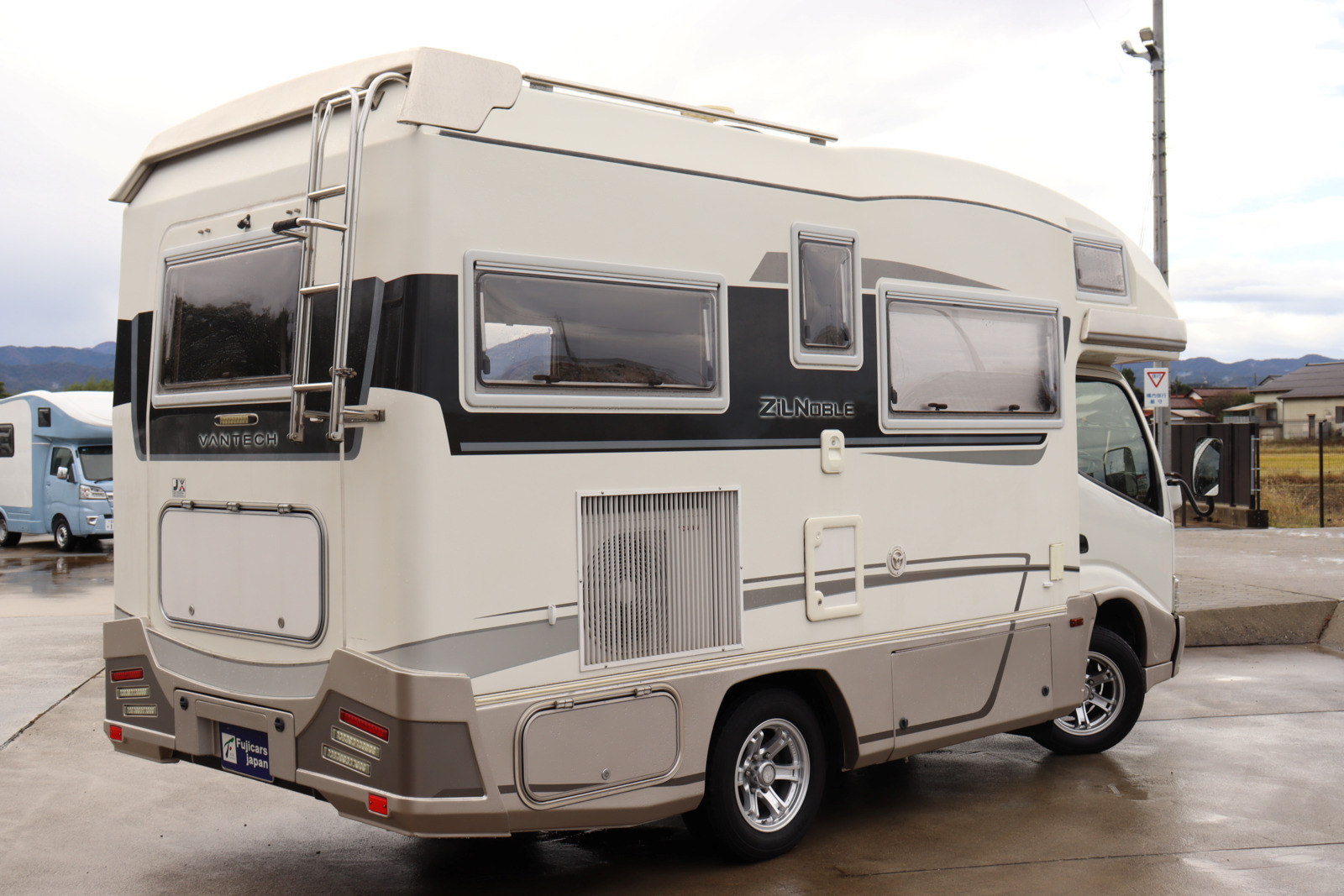 キャンピングカーキャブコン