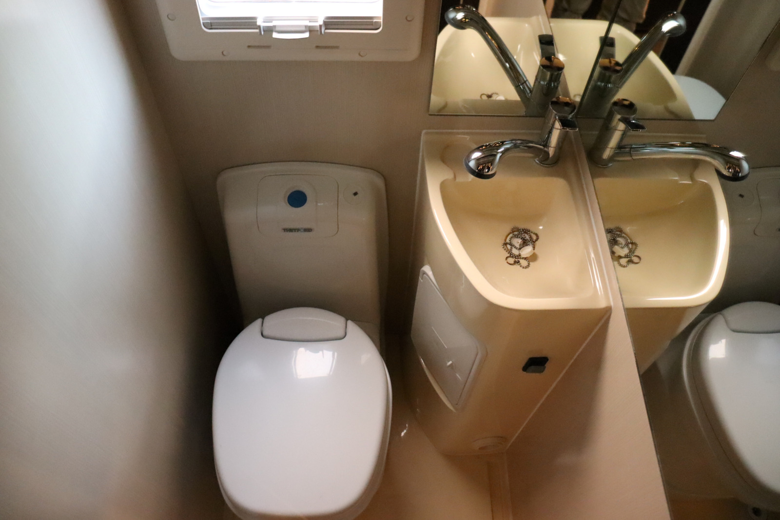 キャンピングカーキャブコン