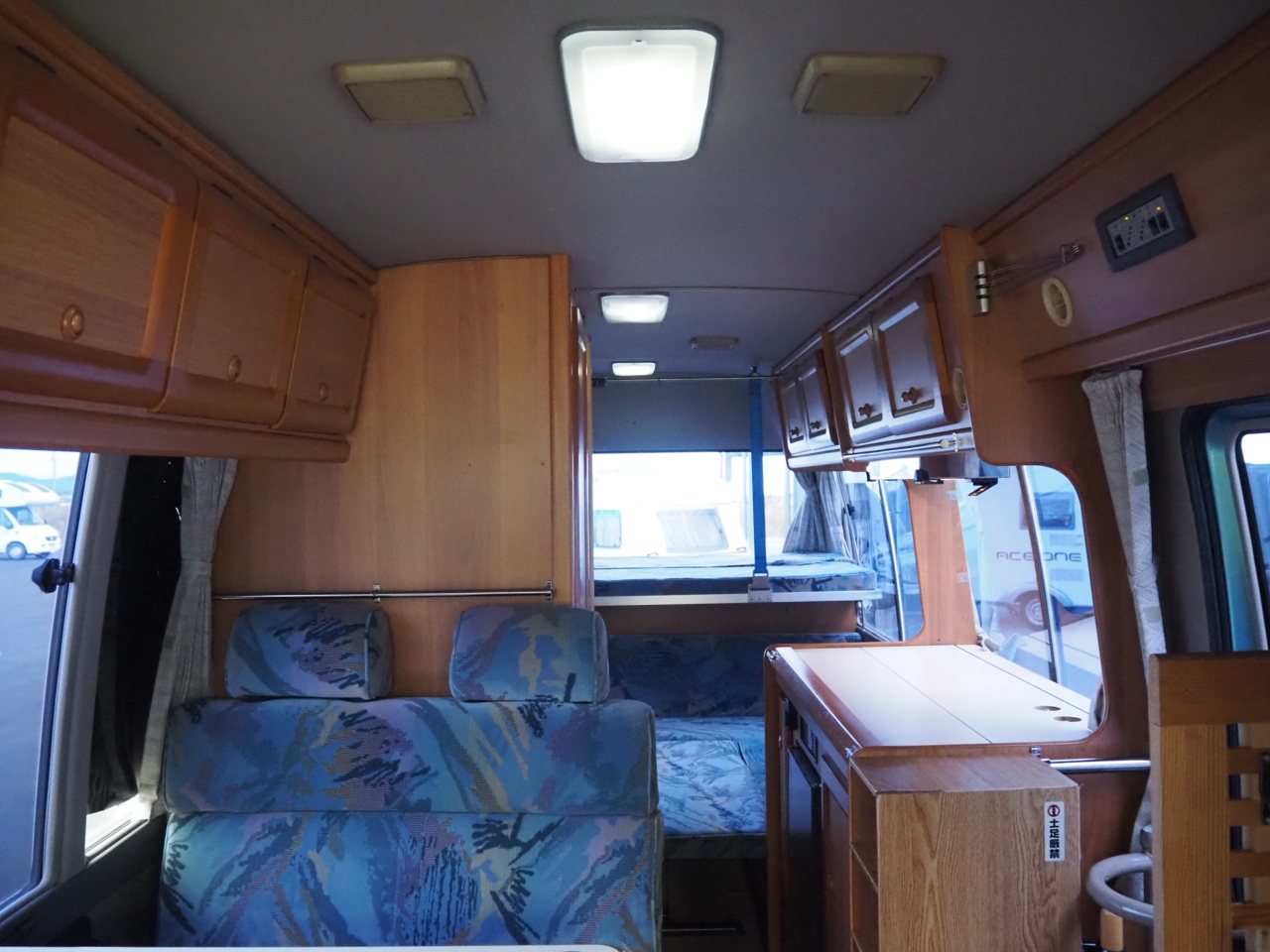 キャンピングカーバスコン