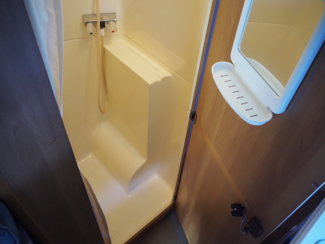 キャンピングカーバスコン